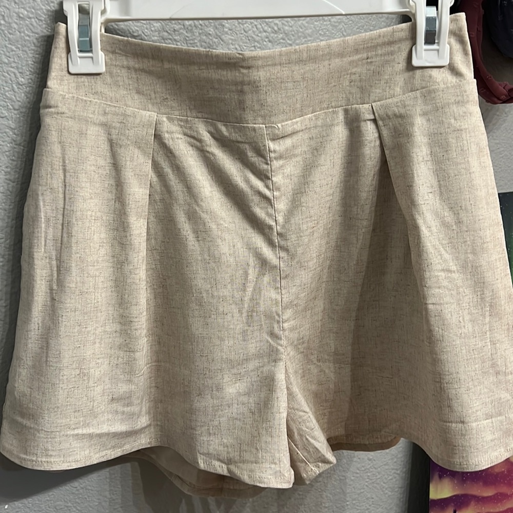 Linen pleated shorts
